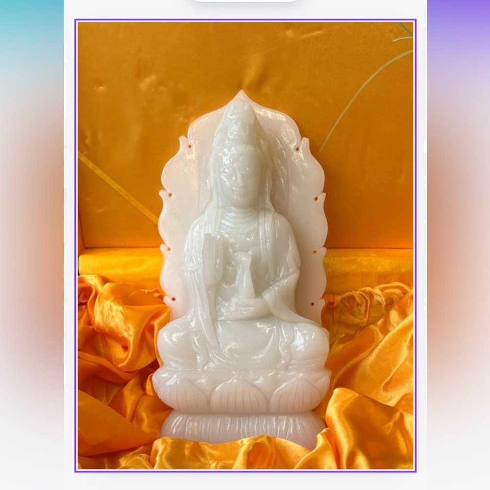 White Jade deity statue of Guan Yin / Quan Yin.